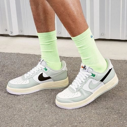 Кросівки Nike Air Force 1 07 Lv8 DZ2522-001_image_3
