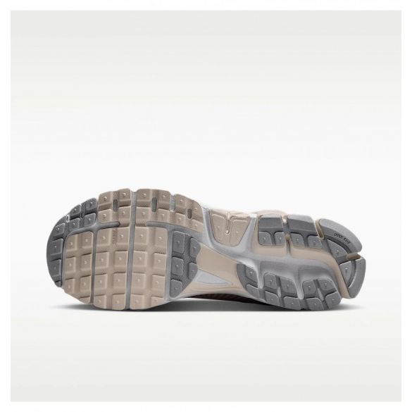 Кросівки унісекс Nike Zoom Vomero 5 HF1553-101_image_3