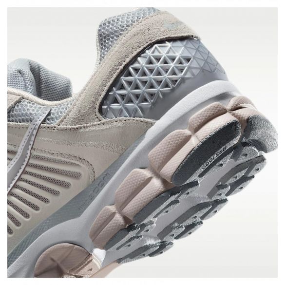 Кросівки унісекс Nike Zoom Vomero 5 HF1553-101_image_7