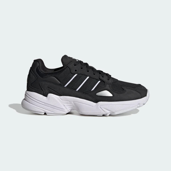 Логотипы Adidas: Trefoil, три полоски и выбор коллекции