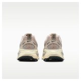 Женские кроссовки Nike Vomero 18 SE WomenS Road Running Shoes Beige IF4463-200_image_6