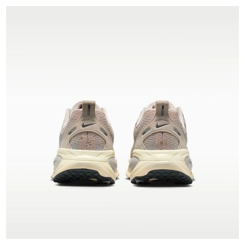 Женские кроссовки Nike Vomero 18 SE WomenS Road Running Shoes Beige IF4463-200_image_6