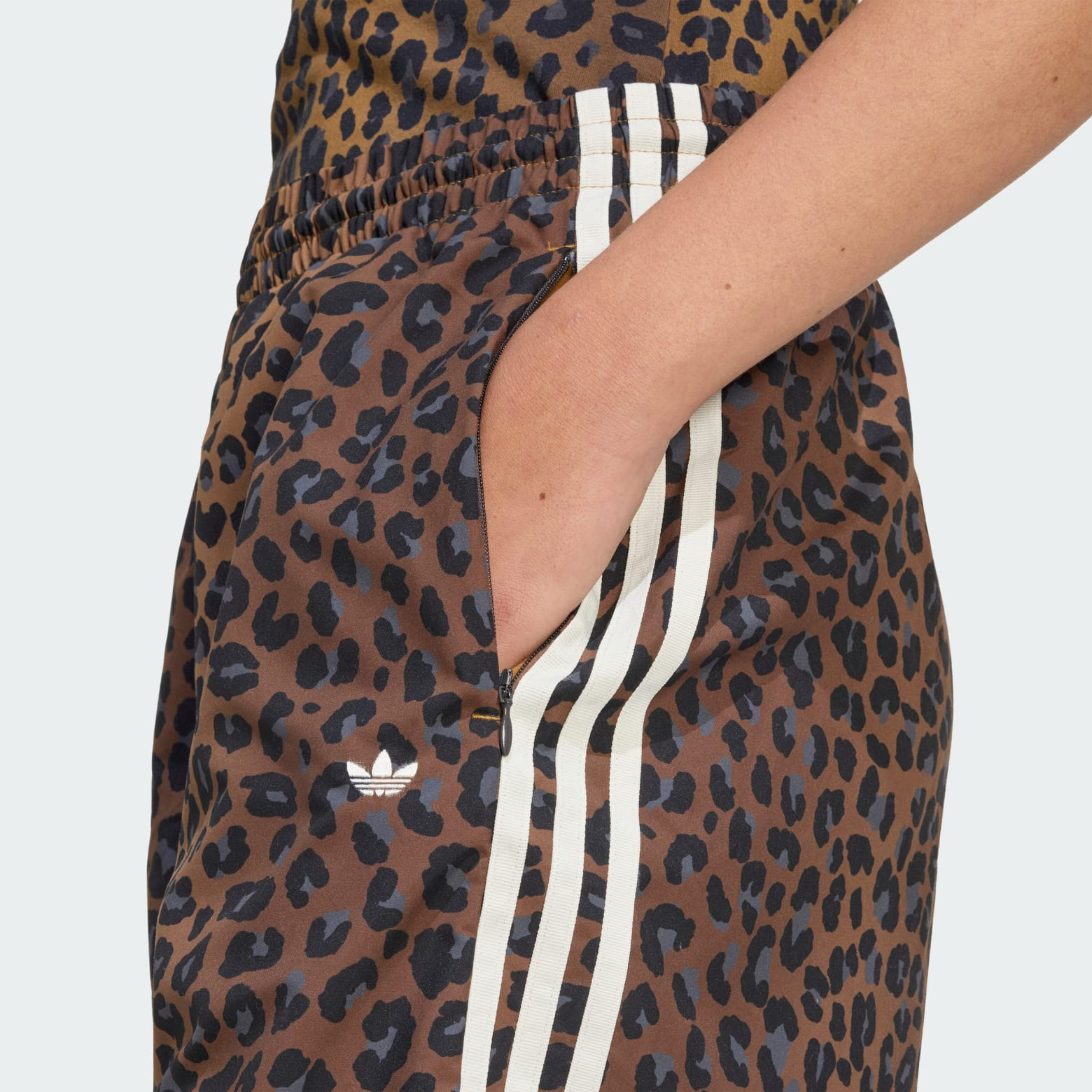 Спортивные штаны Leopard Firebird Oversized Adidas Originals JW7302_image_4